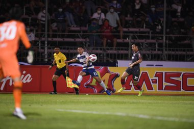 Bangplee, Samutprakan - 10 NOV 2021: PHOUTTHATH KHOCHALERN # 28 Samutprakan şehrinin Samutprakan kenti ile Tayland 'daki samutprakan Stadyumu' nda birleşmiş Muangthong maçı sırasında samutprakan şehrinin 28 numaralı oyuncusu