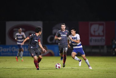 Bangplee, Samutprakan - 10 NOV 2021: Samutprakan şehri ile Tayland 'daki samutprakan Stadyumu' nda birleşen Muangthong maçında Samutprakan şehrinin 3 numaralı samutprakan oyuncusu