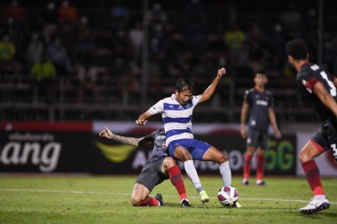 Bangplee, Samutprakan - 10 NOV 2021: YUTHAPICHAI LERTLAM # 21 Samutprakan şehri arasında Samutprakan şehri ile Tayland samutprakan Stadyumu 'nda birleşen Muangthong maçı sırasında samutprakan şehrinin 21.