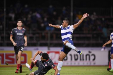 Bangplee, Samutprakan - 10 NOV 2021: Samutprakan şehri ile Tayland samutprakan Stadyumu 'nda birleşen Muangthong arasındaki 2021 yılındaki samutprakan şehrinin 10 numaralı oyuncusu