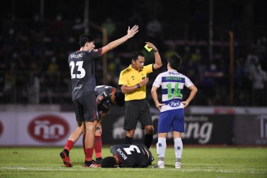 Bangplee, Samutprakan - 10 NOV 2021: Kodchapoom meesridecha hakemi Samutprakan şehri ile Tayland samutprakan Stadyumu 'nda birleşen Muangthong arasında 2021 yılındaki maçta yer aldı.