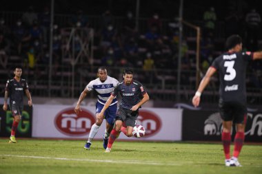 Bangplee, Samutprakan - 10 NOV 2021: Mirzaev Sardor # 10 Muangthong Oyuncusu Samutprakan şehri ile Tayland samutprakan Stadyumu 'nda birleşen Muangthong maçı sırasında