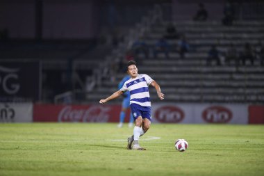 Bangplee, Samutprakan - 10 NOV 2021: Samutprakan şehri ile Tayland 'daki samutprakan Stadyumu' nda birleşen Muangthong maçı sırasında Samutprakan şehrinin 6 numaralı samutprakan oyuncusu