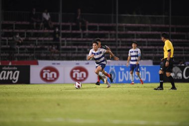 Bangplee, Samutprakan - 10 NOV 2021: Samutprakan şehri ile Tayland 'daki samutprakan Stadyumu' nda birleşen Muangthong maçı sırasında Samutprakan şehrinin 6 numaralı samutprakan oyuncusu