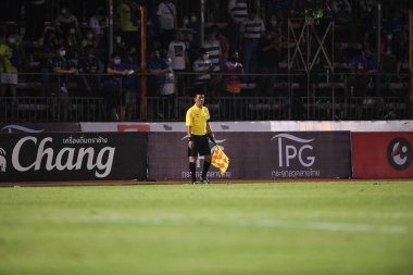 Bangplee, Samutprakan - 10 NOV 2021: Samutprakan şehri ile Tayland samutprakan Stadyumu 'ndaki Muangthong maçında Tanin rueunjit asistan hakemlik yaptı