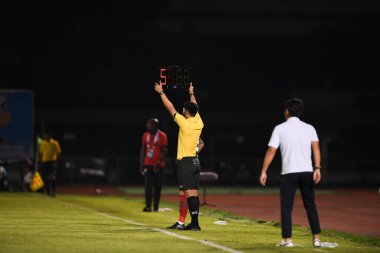 Bangplee, Samutprakan - 10 NOV 2021: Samutprakan şehri ile Tayland 'daki samutprakan Stadyumu' nda birleşmiş Muangthong maçında hakem yardımcısı.