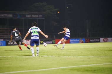 Bangplee, Samutprakan - 10 NOV 2021: Samutprakan şehri ile Tayland 'daki samutprakan Stadyumu' nda birleşen Muangthong maçı sırasında Samutprakan şehrinin 6 numaralı samutprakan oyuncusu