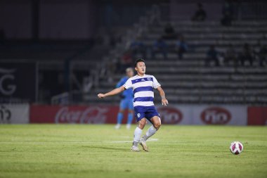 Bangplee, Samutprakan - 10 NOV 2021: Samutprakan şehri ile Tayland 'daki samutprakan Stadyumu' nda birleşen Muangthong maçı sırasında Samutprakan şehrinin 6 numaralı samutprakan oyuncusu