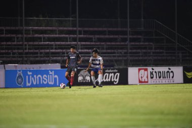 Bangplee, Samutprakan - 10 NOV 2021: CHITIPAT KAEOYOS # 41 Samutprakan şehri arasında Samutprakan şehri ile Tayland 'daki samutprakan Stadyumu' nda birleşen Muangthong maçında samutprakan şehrinin 41 numaralı oyuncusu