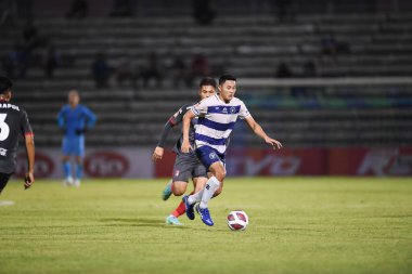 Bangplee, Samutprakan - 10 NOV 2021: PHOUTTHATH KHOCHALERN # 28 Samutprakan şehrinin Samutprakan kenti ile Tayland 'daki samutprakan Stadyumu' nda birleşmiş Muangthong maçı sırasında samutprakan şehrinin 28 numaralı oyuncusu