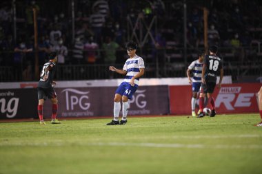 Bangplee, Samutprakan - 10 NOV 2021: CHITIPAT KAEOYOS # 41 Samutprakan şehri arasında Samutprakan şehri ile Tayland 'daki samutprakan Stadyumu' nda birleşen Muangthong maçında samutprakan şehrinin 41 numaralı oyuncusu