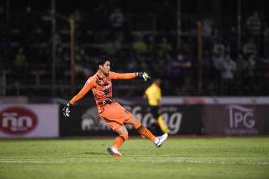 Bangplee, Samutprakan - 10 NOV 2021: Peerapong roeunnin # 30 Muangthong oyuncusu Samutprakan şehri ile Tayland 'daki samutprakan Stadyumu' nda birleşen Muangthong maçı sırasında