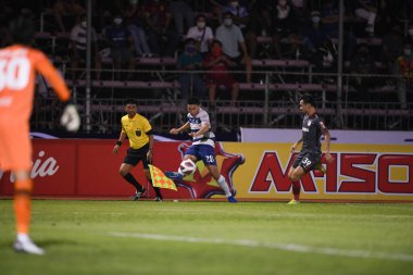 Bangplee, Samutprakan - 10 NOV 2021: PHOUTTHATH KHOCHALERN # 28 Samutprakan şehrinin Samutprakan kenti ile Tayland 'daki samutprakan Stadyumu' nda birleşmiş Muangthong maçı sırasında samutprakan şehrinin 28 numaralı oyuncusu