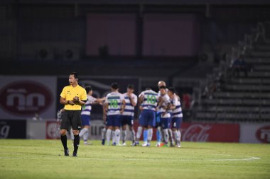 Bangplee, Samutprakan - 10 NOV 2021: Kodchapoom meesridecha hakemi Samutprakan şehri ile Tayland samutprakan Stadyumu 'nda birleşen Muangthong arasında 2021 yılındaki maçta yer aldı.