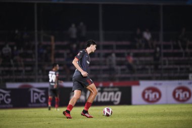 Bangplee, Samutprakan - 10 NOV 2021: Marco bullini # 23 Muangthong oyuncusu Samutprakan şehri ile Tayland 'daki samutprakan Stadyumu' nda birleşen Muangthong maçı sırasında