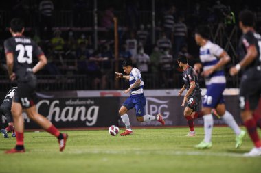 Bangplee, Samutprakan - 10 NOV 2021: Samutprakan şehri ile Tayland 'daki samutprakan Stadyumu' nda birleşen Muangthong maçı sırasında Samutprakan şehrinin 4 numaralı samutprakan oyuncusu