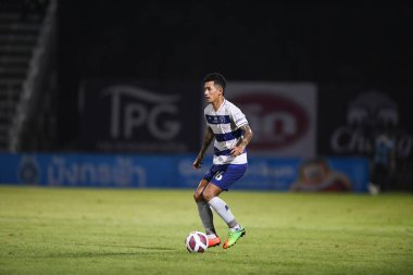Bangplee, Samutprakan - 10 NOV 2021: Samutprakan şehri ile Tayland samutprakan Stadyumu 'ndaki Muangthong maçında Samutprakan şehrinin 26 numaralı samutprakan oyuncusu