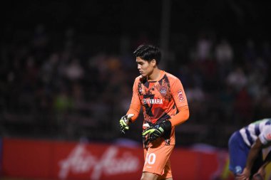 Bangplee, Samutprakan - 10 NOV 2021: Peerapong roeunnin # 30 Muangthong oyuncusu Samutprakan şehri ile Tayland 'daki samutprakan Stadyumu' nda birleşen Muangthong maçı sırasında