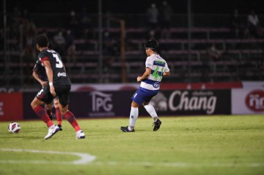Bangplee, Samutprakan - 10 NOV 2021: CHITIPAT KAEOYOS # 41 Samutprakan şehri arasında Samutprakan şehri ile Tayland 'daki samutprakan Stadyumu' nda birleşen Muangthong maçında samutprakan şehrinin 41 numaralı oyuncusu