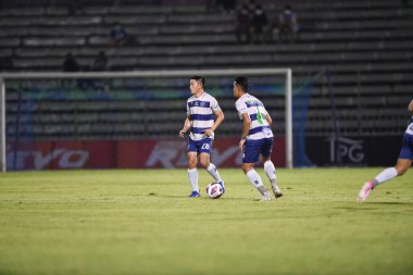 Bangplee, Samutprakan - 10 NOV 2021: PHOUTTHATH KHOCHALERN # 28 Samutprakan şehrinin Samutprakan kenti ile Tayland 'daki samutprakan Stadyumu' nda birleşmiş Muangthong maçı sırasında samutprakan şehrinin 28 numaralı oyuncusu