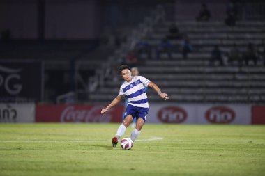 Bangplee, Samutprakan - 10 NOV 2021: Samutprakan şehri ile Tayland 'daki samutprakan Stadyumu' nda birleşen Muangthong maçı sırasında Samutprakan şehrinin 6 numaralı samutprakan oyuncusu