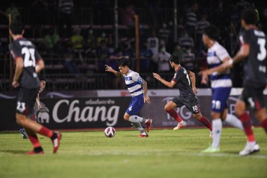 Bangplee, Samutprakan - 10 NOV 2021: Samutprakan şehri ile Tayland 'daki samutprakan Stadyumu' nda birleşen Muangthong maçı sırasında Samutprakan şehrinin 4 numaralı samutprakan oyuncusu