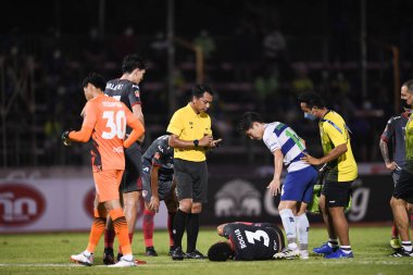 Bangplee, Samutprakan - 10 NOV 2021: Kodchapoom meesridecha hakemi Samutprakan şehri ile Tayland samutprakan Stadyumu 'nda birleşen Muangthong arasında 2021 yılındaki maçta yer aldı.