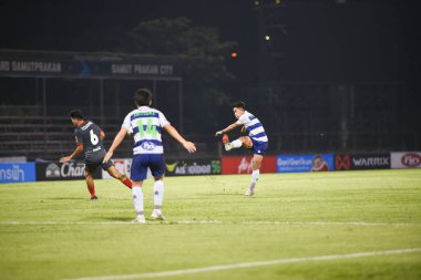 Bangplee, Samutprakan - 10 NOV 2021: Samutprakan şehri ile Tayland 'daki samutprakan Stadyumu' nda birleşen Muangthong maçı sırasında Samutprakan şehrinin 6 numaralı samutprakan oyuncusu