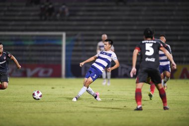 Bangplee, Samutprakan - 10 NOV 2021: Samutprakan şehri ile Tayland 'daki samutprakan Stadyumu' nda birleşen Muangthong maçında Samutprakan şehrinin 3 numaralı samutprakan oyuncusu