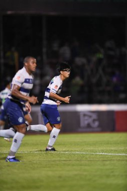 Bangplee, Samutprakan - 10 NOV 2021: CHITIPAT KAEOYOS # 41 Samutprakan şehri arasında Samutprakan şehri ile Tayland 'daki samutprakan Stadyumu' nda birleşen Muangthong maçında samutprakan şehrinin 41 numaralı oyuncusu