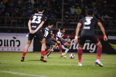 Bangplee, Samutprakan - 10 NOV 2021: YUTHAPICHAI LERTLAM # 21 Samutprakan şehri arasında Samutprakan şehri ile Tayland samutprakan Stadyumu 'nda birleşen Muangthong maçı sırasında samutprakan şehrinin 21.