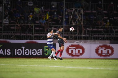 Bangplee, Samutprakan - 10 NOV 2021: Samutprakan şehri ile Tayland 'daki samutprakan Stadyumu' nda birleşen Muangthong maçında 5 numaralı muangthong oyuncusu