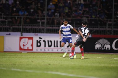 Bangplee, Samutprakan - 10 NOV 2021: YUTHAPICHAI LERTLAM # 21 Samutprakan şehri arasında Samutprakan şehri ile Tayland samutprakan Stadyumu 'nda birleşen Muangthong maçı sırasında samutprakan şehrinin 21.