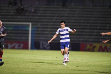 Bangplee, Samutprakan - 10 NOV 2021: Samutprakan şehri ile Tayland 'daki samutprakan Stadyumu' nda birleşen Muangthong maçında Samutprakan şehrinin 3 numaralı samutprakan oyuncusu