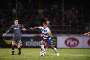 Bangplee, Samutprakan - 10 NOV 2021: YUTHAPICHAI LERTLAM # 21 Samutprakan şehri arasında Samutprakan şehri ile Tayland samutprakan Stadyumu 'nda birleşen Muangthong maçı sırasında samutprakan şehrinin 21.