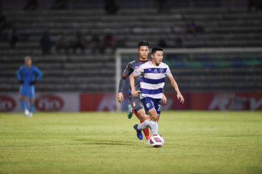 Bangplee, Samutprakan - 10 NOV 2021: PHOUTTHATH KHOCHALERN # 28 Samutprakan şehrinin Samutprakan kenti ile Tayland 'daki samutprakan Stadyumu' nda birleşmiş Muangthong maçı sırasında samutprakan şehrinin 28 numaralı oyuncusu