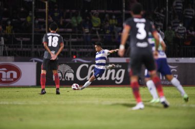 Bangplee, Samutprakan - 10 NOV 2021: Samutprakan şehri ile Tayland 'daki samutprakan Stadyumu' nda birleşen Muangthong maçı sırasında Samutprakan şehrinin 6 numaralı samutprakan oyuncusu