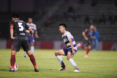 Bangplee, Samutprakan - 10 NOV 2021: Samutprakan şehri ile Tayland 'daki samutprakan Stadyumu' nda birleşen Muangthong maçında Samutprakan şehrinin 3 numaralı samutprakan oyuncusu