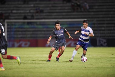 Bangplee, Samutprakan - 10 NOV 2021: Samutprakan şehri ile Tayland 'daki samutprakan Stadyumu' nda birleşen Muangthong maçında 6 numaralı Muangthong oyuncusu