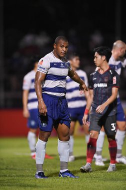 Bangplee, Samutprakan - 10 NOV 2021: Samutprakan şehri ile Tayland samutprakan Stadyumu 'nda birleşen Muangthong arasındaki 2021 yılındaki samutprakan şehrinin 10 numaralı oyuncusu