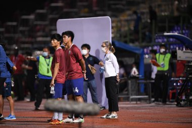 Bangplee, Samutprakan - 10 NOV 2021: Samutprakan şehri ile Tayland 'daki samutprakan Stadyumu' nda birleşmiş Muangthong maçı sırasında Samutprakan şehrinin Sirima Panitshewa teknik direktörü