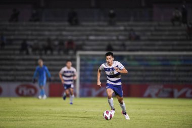 Bangplee, Samutprakan - 10 NOV 2021: Samutprakan şehri ile Tayland 'daki samutprakan Stadyumu' nda birleşen Muangthong maçında Samutprakan şehrinin 3 numaralı samutprakan oyuncusu