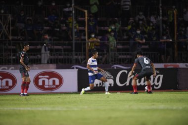 Bangplee, Samutprakan - 10 NOV 2021: YUTHAPICHAI LERTLAM # 21 Samutprakan şehri arasında Samutprakan şehri ile Tayland samutprakan Stadyumu 'nda birleşen Muangthong maçı sırasında samutprakan şehrinin 21.