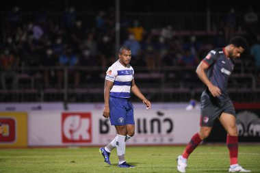 Bangplee, Samutprakan - 10 NOV 2021: Samutprakan şehri ile Tayland samutprakan Stadyumu 'nda birleşen Muangthong arasındaki 2021 yılındaki samutprakan şehrinin 10 numaralı oyuncusu