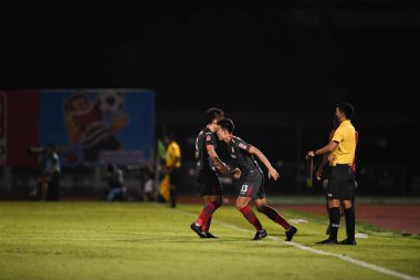 Bangplee, Samutprakan - 10 NOV 2021: wattanakorn sawadlakorn # 33 Muangthong Oyuncusunu Samutprakan şehri ile Tayland 'daki samutprakan Stadyumu' nda birleşen Muangthong maçı sırasında gördüm.