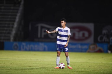Bangplee, Samutprakan - 10 NOV 2021: Samutprakan şehri ile Tayland samutprakan Stadyumu 'ndaki Muangthong maçında Samutprakan şehrinin 26 numaralı samutprakan oyuncusu