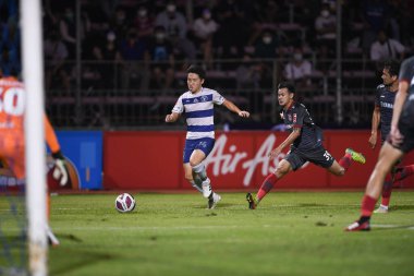 Bangplee, Samutprakan - 10 NOV 2021: Samutprakan şehri ile Tayland samutprakan Stadyumu 'nda birleşen Muangthong arasında Samutprakan şehrinin 14 numaralı samutprakan oyuncusu