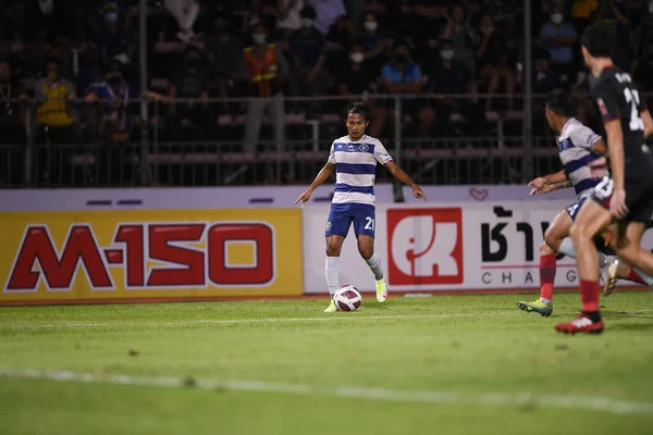 Bangplee, Samutprakan - 10 NOV 2021: YUTHAPICHAI LERTLAM # 21 Samutprakan şehri arasında Samutprakan şehri ile Tayland samutprakan Stadyumu 'nda birleşen Muangthong maçı sırasında samutprakan şehrinin 21.