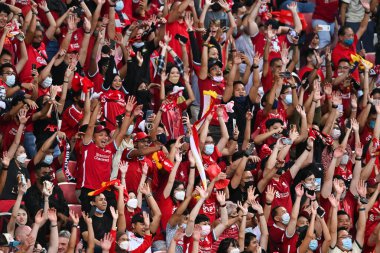 KALLANG, SINGAPORE - 15 Temmuz 2022: Ulusal stadyumdaki Crystal Palace 'a karşı sezon öncesi Liverpool' un tanımlanamayan taraftarlarından gelen insan dalgası