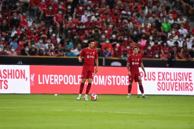 KALLANG, ŞARKI - 15 Temmuz 2022: Curtis Jones # 17 Liverpool Oyuncusu sezon öncesi stadyumdaki Crystal Palace 'a karşı eylem halinde